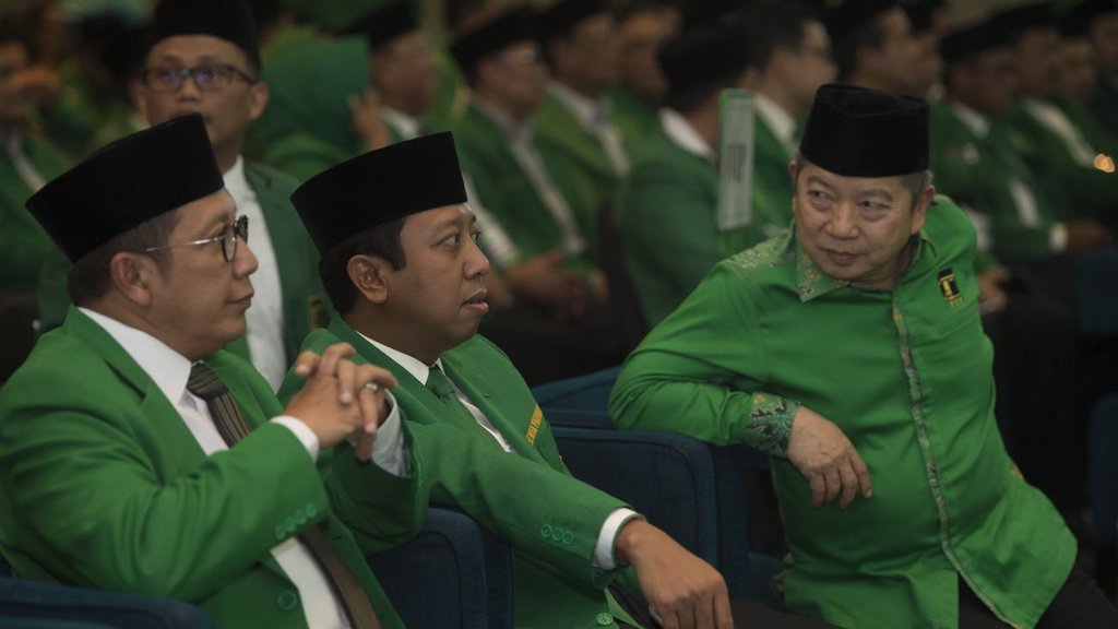 MERAPAT: Ketum PPP Romahurmuziy (tengah) bersama Menag Lukman Syauifudin Zuhri dan Suharso Monoarfa saat Mukernas II PPP di Jakarta.