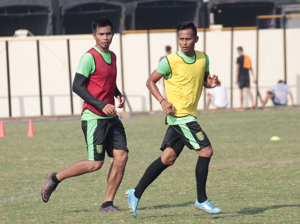 Rahmat Latief (kiri) dan Mardiono (kanan) yang memutuskan hengkang dari Persebaya Surabaya. (foto: Dok. Persebaya)