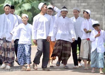 Ilustrasi. Memakai kain sarung atau celana yang dalamnya melampaui kedua matakaki