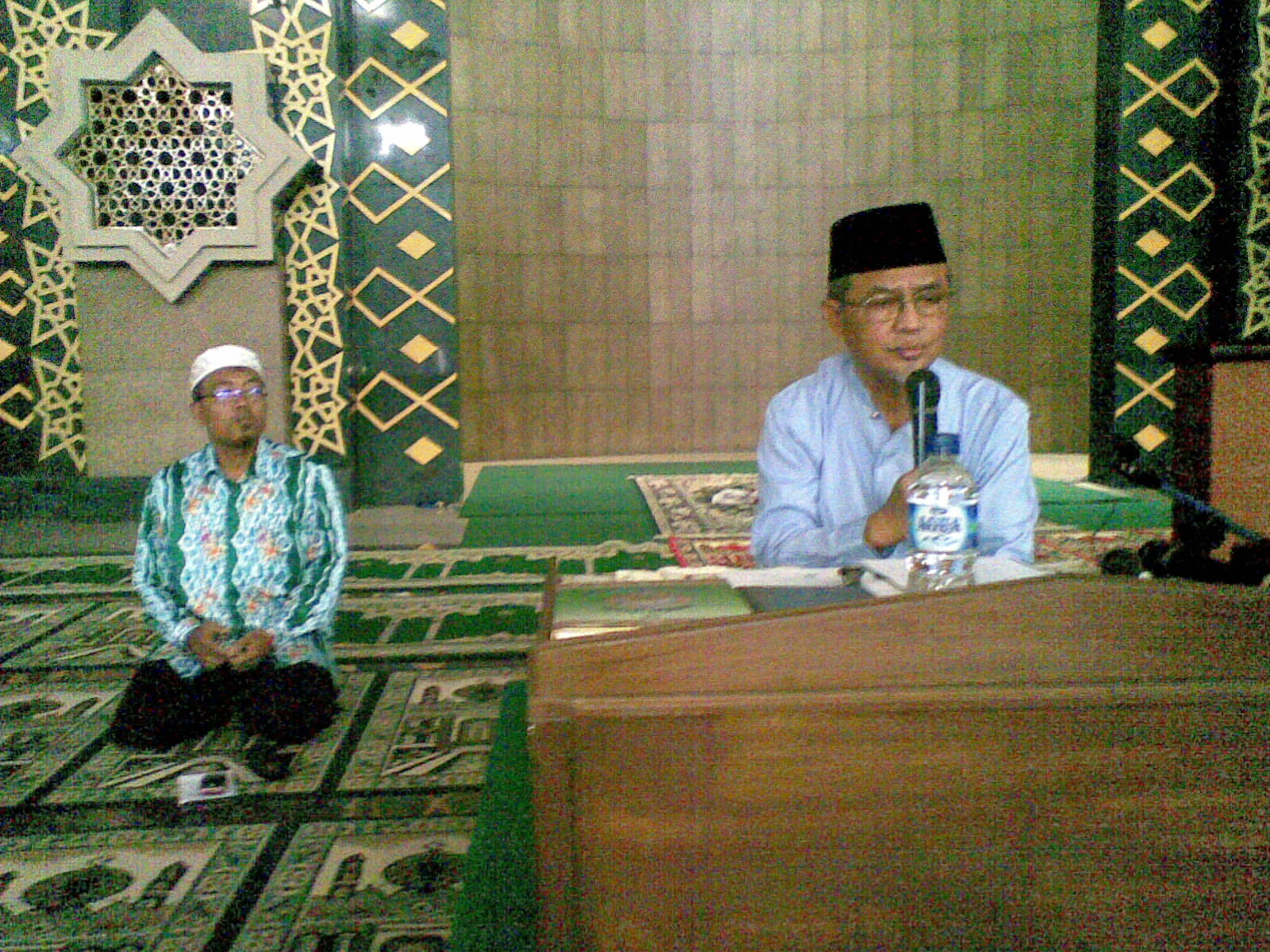 Ustad Muhammad Muqoddas saat kemberi pengajian.