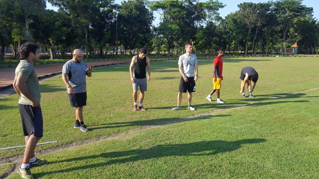 Mantan pemain Bhayangkara FC  Khairallah Abdelkbir (kiri)  sedang menjalani tes fisik  bersama tiga pemain asing lain di Lapangan ITS, Surabaya. 