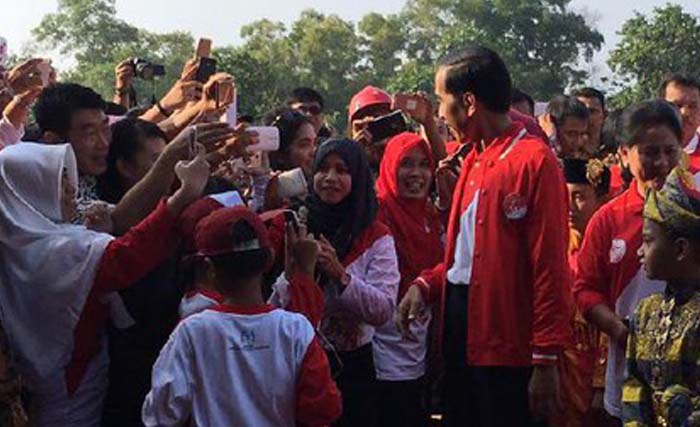 Jokowi bersama anak-anak pada peringatan Hari Anak Nasional 2017 di Pekanbaru, Minggu (23/7) siang. (foto:detik.com)