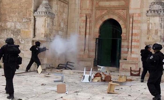 Kekerasan tentara Israel di komplek Masjidil Aqsha, Palestina. (foto: dokumentasi)