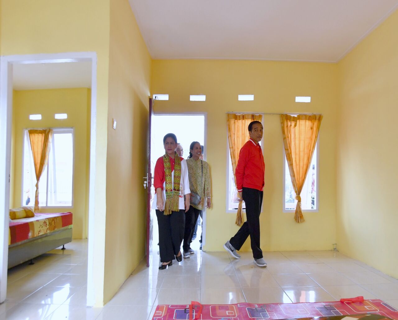 Presiden Joko Widodo dan Ibu Negara Iriana Joko Widodo meninjau proyek Program Sejuta Rumah bagi Masyarakat Berpenghasilan Rendah (MBR) dengan DP 1 persen di Kelurahan Karya Indah, Kecamatan Tapung, Kabupaten Kampar, Provinsi Riau pada Minggu, (23/7). (Foto: Biro Pers/Setpres) 