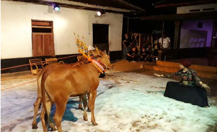 Salah satu adegan dalam pementasan teater antropologi "Tatengghun" di Singkong Art Space di Dusun Balowar, Desa Nyapar, Kecamatan Dasuk, Sumenep, Minggu (23/7) malam. (foto: slamet hidayat/antara)