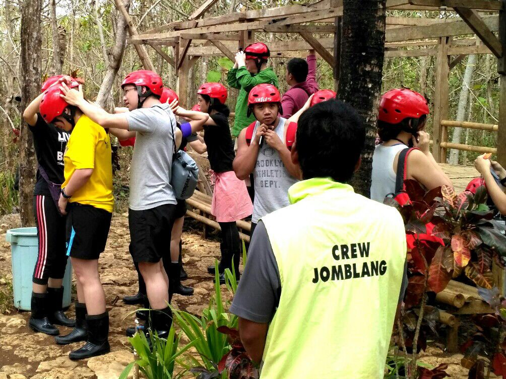 SENSASI: Para wisatawan persiapan untuk mencari sensasi di goa vertikal Jomblang Gunungkidul. (Foto-2 By Erwan Widyarto)