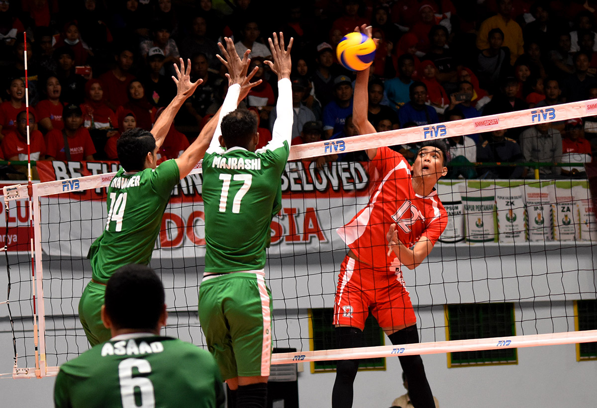 Timnas Indonesia Bola Voli Putra, Rivan (merah) saat melakukan smash ke Arab Saudi pada pertandingan Kejuaraan Asia Bola Voli Putra 2017, di Gor Tri Dharma, Gresik, Senin (24/7). (Foto: haris/ngopibareng.id)