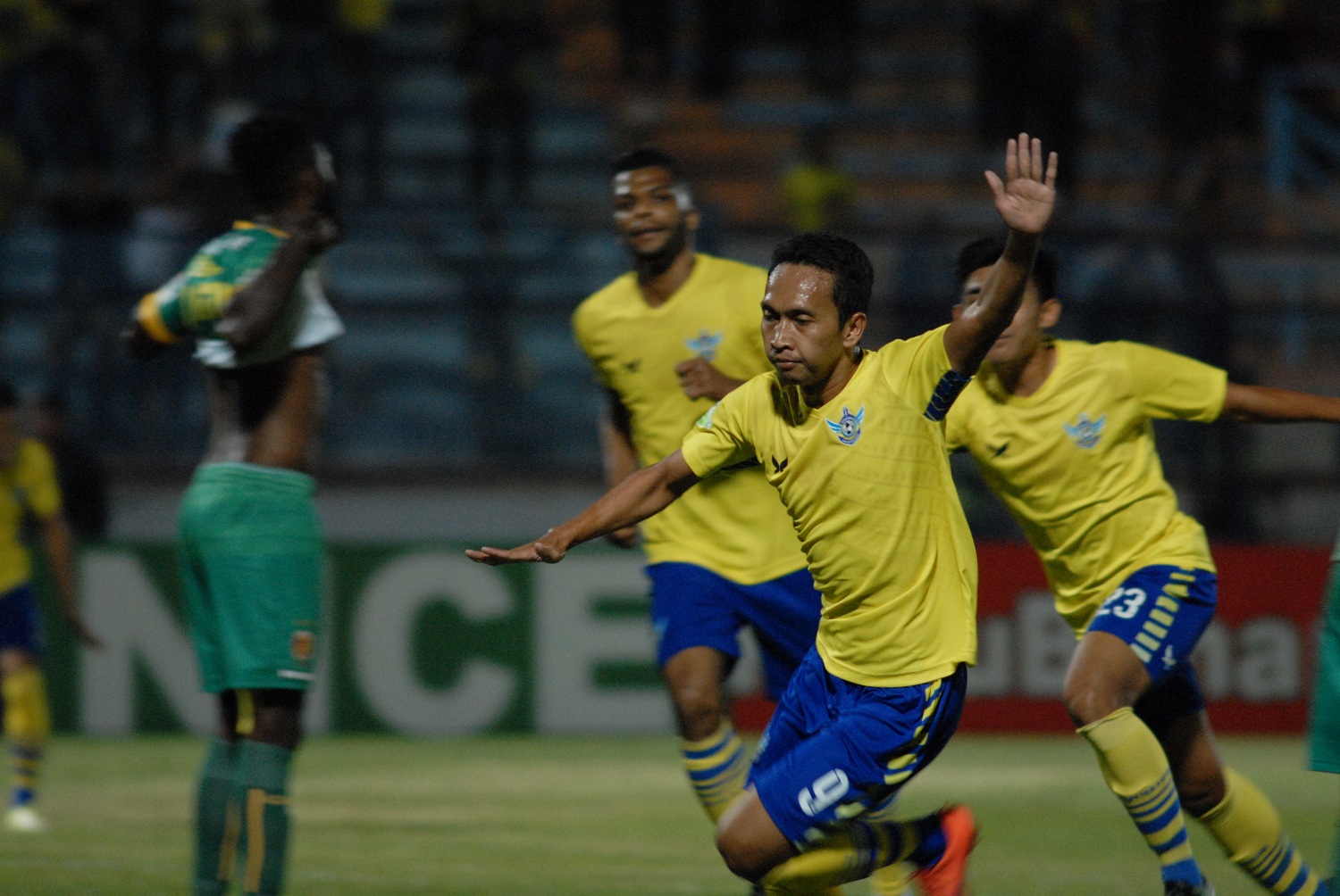 Selebrasi gelandang Persegres Gresik United Yusuf Effendi usai mencetak gol ke gawang Sriwijaya FC di Stadion Surajaya, Lamongan, Senin (24/7) malam. Sayang Persegres kembali gagal menang setelah pertandingan berakhir imbang 1-1. (foto:tom)