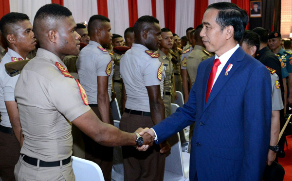 Presiden Joko Widodo memberikan pembekalan kepada Calon Perwira Remaja (Capaja) Akademi TNI dan Polri Tahun 2017 di Gelanggang Olahraga (GOR) Ahmad Yani Mabes TNI Cilangkap, Jakarta Timur,  Senin (24/7). (Foto: Biro Pers/Setpres)