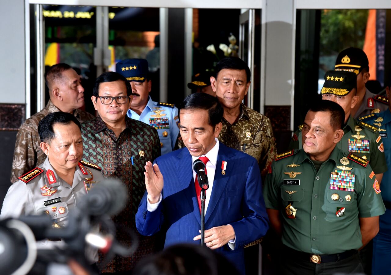 Presiden Joko Widodo memberikan keterangan kepada wartawan setelah acara pembekalan kepada calon perwira remaja (Capaja) Akademi TNI dan Polri Tahun 2017 di GOR Ahmad Yani, Mabes TNI, Cilangkap, Jakarta Timur, Senin (24/7). (Foto: Biro Pers/Setpres)