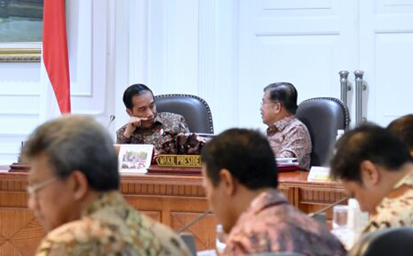 Presiden Joko Widodo memimpin rapat terbatas di Kantor Presiden, Jakarta, Selasa (25/7). (Foto: Biro Pers/Setpres)