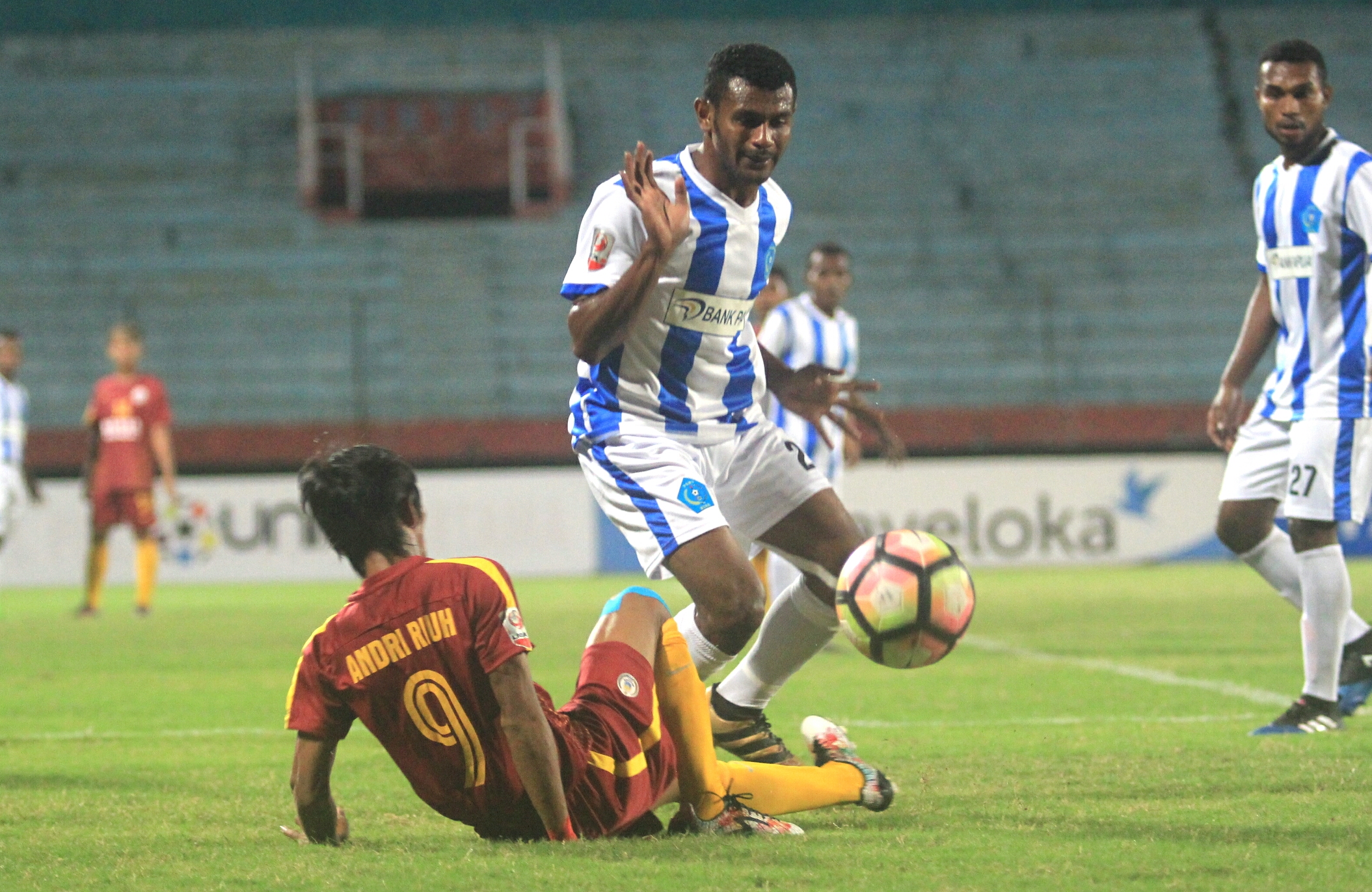 Pemain belakang PSBS Biak Bryan Muabuay menghadang laju pemain Persbul Buol Andri Riuh dalam lanjutan Liga 2 Grup 8 di Stadio Gelora Delta Sidoarjo, Selasa (25/7) malam. (foto:tom) 