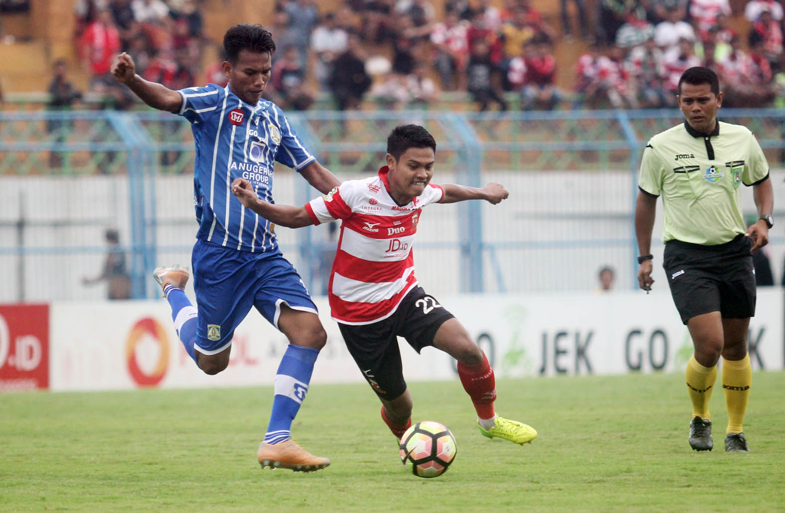 Fandi Eko Utomo saat tampil bersama Madura United di Liga I. Jika tidak ada kendala, mimpinya membela Persebaya akan segera terwujud. foto: tom  