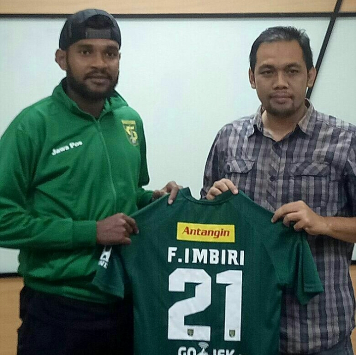 Fandry Imbiri resmi kenakan nomor 21 saat membela Persebaya di putaran dua Liga 2. (foto: official Persebaya) 