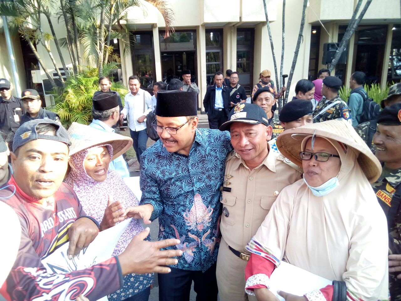 Wagub Jatim Saifullah Yusuf (Gus Ipul) bersama para petani tebu