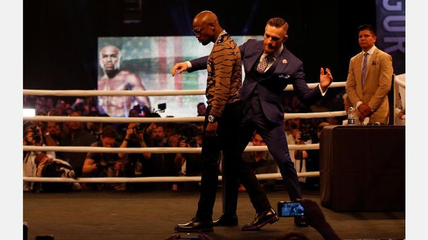 Conor McGregor yakin buat Floyd Mayweather Jr kesulitan di ring tinju. (Foto: Reuters/Paul Childs)