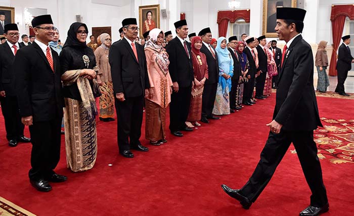 Presiden Joko Widodo akan memberikan ucapan selamat kepada Ketua sekaligus Anggota Dewan Pengawas Badan Pengelola Keuangan Haji (BPKH) Yuslam Fauzi (kedua kiri) dan anggota usai pelantikan di Istana Negara, Jakarta, Rabu (26/7). Presiden melantik 14 anggota Dewan Pengawas dan Badan Pelaksana BPKH.  (foto: puspa perwitasari/antara)