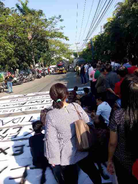 Jemaat Gereja Bhhetany menggelar aksi menolak eksekusi yang akan dilakukan PN Surabaya akibat sengketa kepengurusan. (foto: farid/ngopibareng.id)