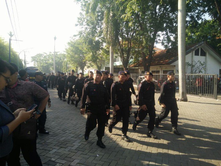 Petugas eksekusi Gereja Bethany nampak di kawasan nginden, Rabu (26/7) pagi tadi. (Foto: frd)