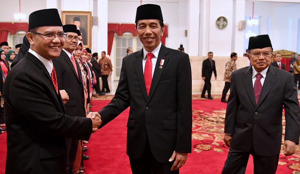 Presiden Joko Widodo  melantik anggota Dewan Pengawas beserta Badan Pelaksana Badan Pengelola Keuangan Haji (BPKH) di Istana Negara, Jakarta, Rabu, (26/7). (Foto: Biro Pers/Setpres)