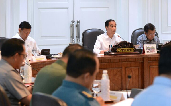 Presiden Joko Widodo mempimpin rapat terbatas pengadaan alat utama sistem senjata (alutsista) Tanah Air, dengan sejumlah Menteri Kabinet Kerja pada Rabu (26/7), di Kantor Presiden Jakarta. (Foto: Biro Pers/Setpres)