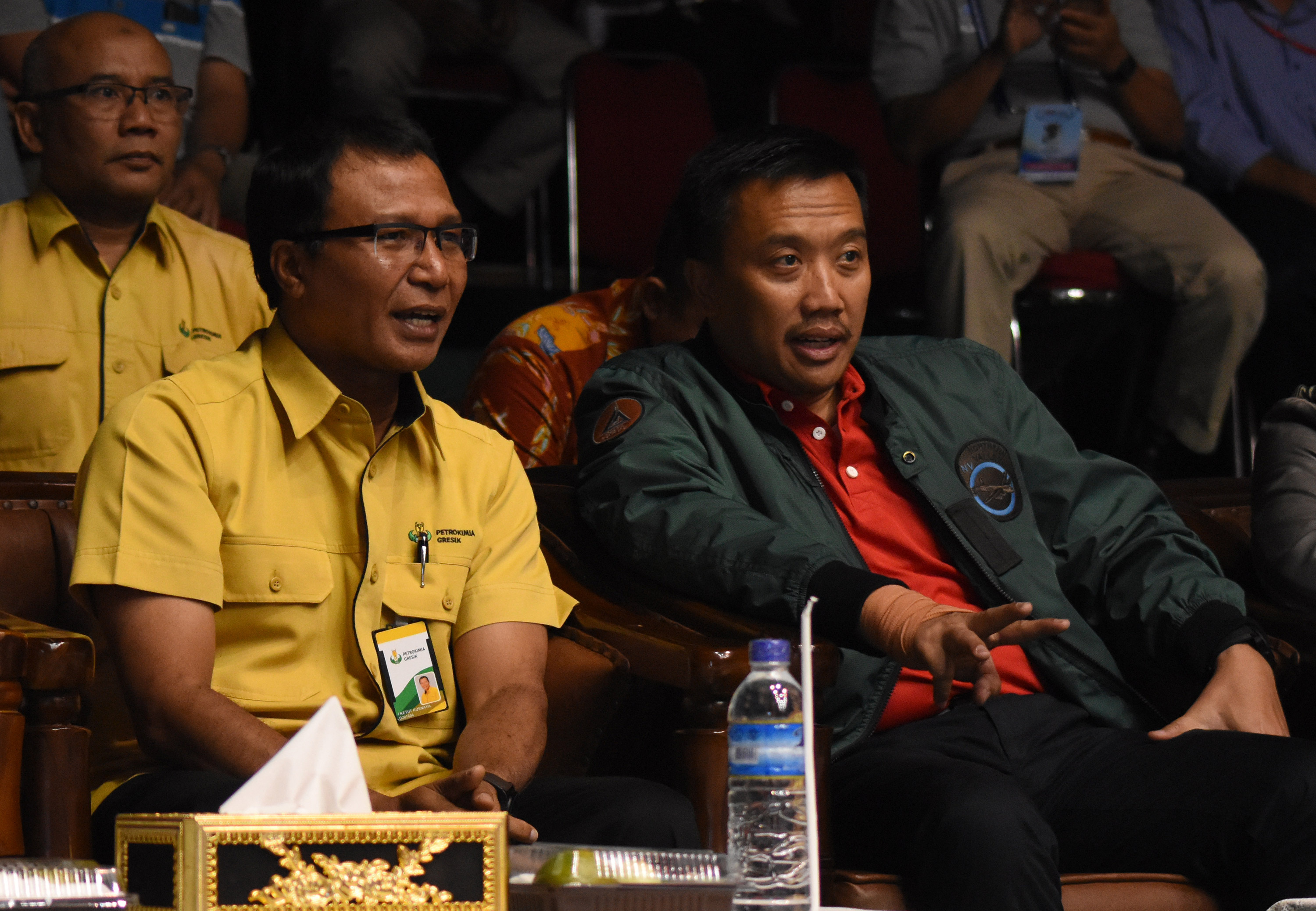 Menpora Imam Nahrawi (kanan) yang melihat pertandingan Timnas Bola Voli Indonesia ketika menghadapi Qatar di Gor Tri Dharma Gresik, Rabu (26/7). (foto: ngopibareng.id)