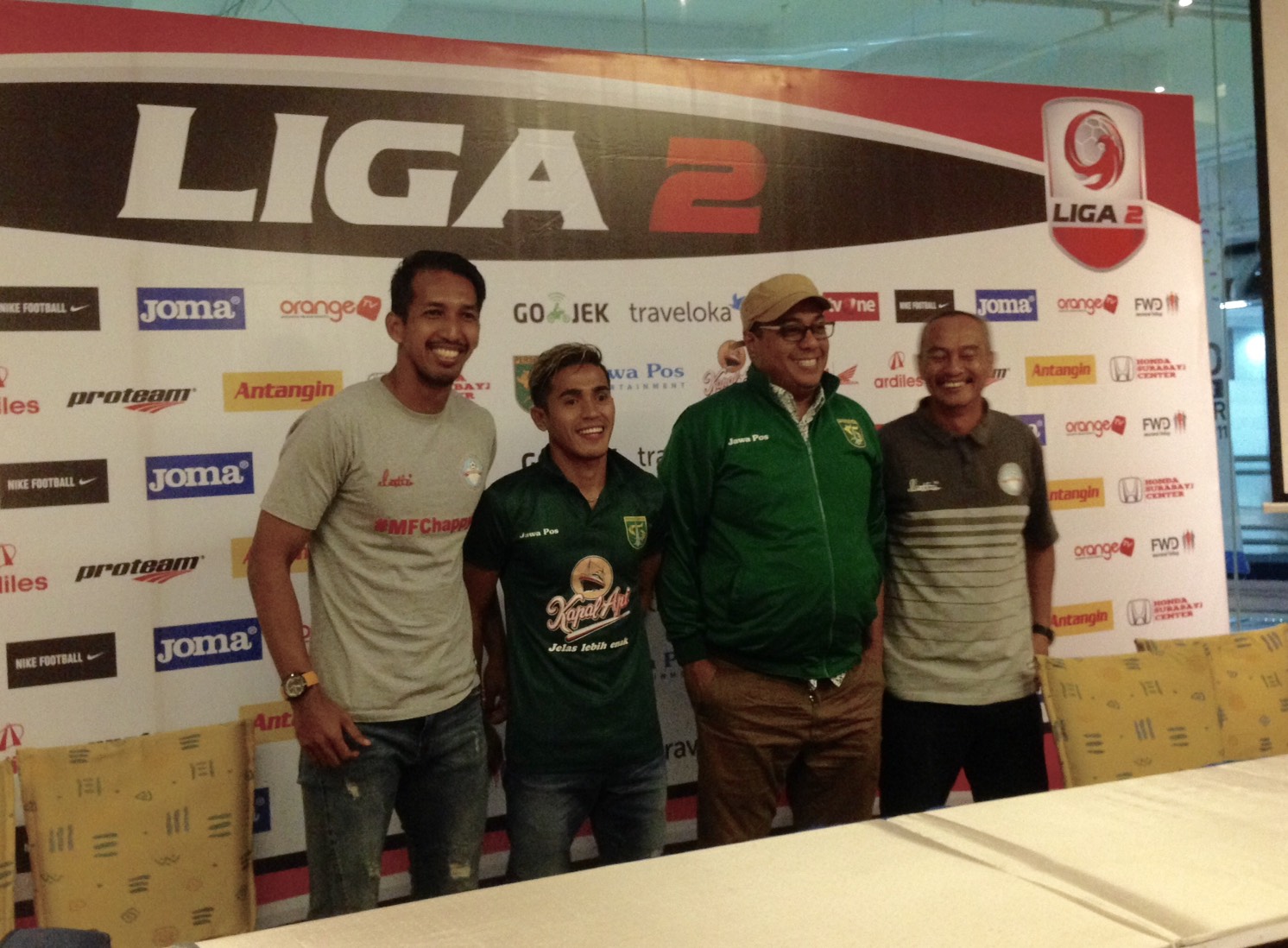 Persebaya dan Martapura FC usai memberikan keterangan pers, di Graha Pena, Surabaya, Rabu (26/7) malam. (foto: farid/ngopibareng.id)