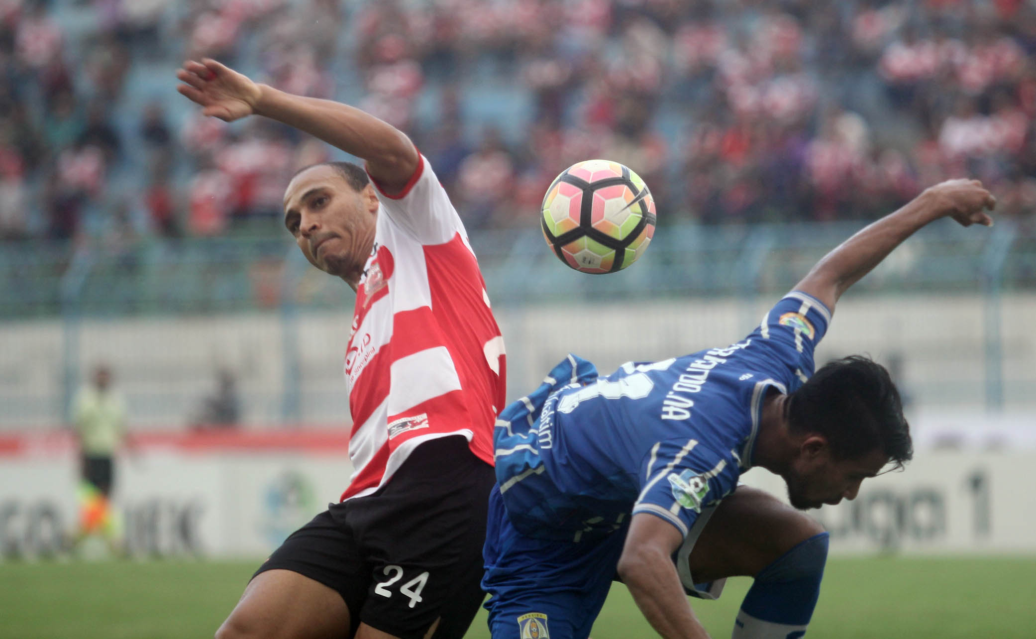 Peter Odemwingie menjadi salah satu andalan Madura United dalam laga terakhir putaran pertama Liga I menghadapi PSM Makassar di Stadion Gelora Bangkalan, Sabtu (29/7) lusa. (foto; tom)