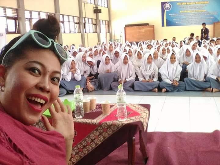 Aktris teater Rini Samsi berselfi di hadapan pelajar SMA 2 Pekalongan usai pertunjukan, 26 Juli 2017.