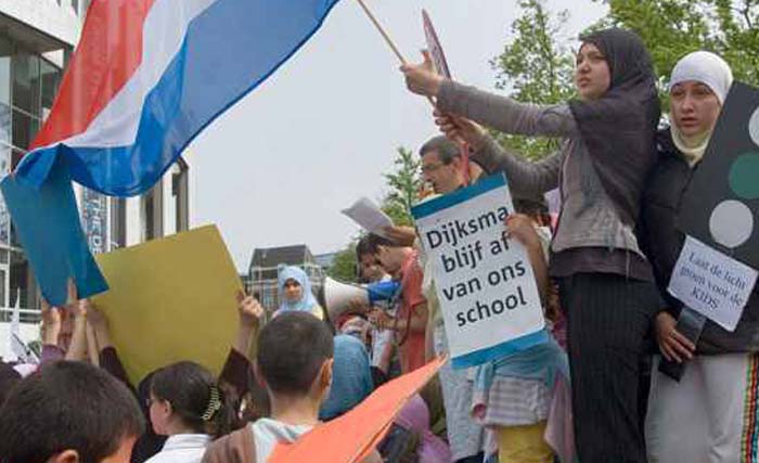 Anak-anak sekolah Islam di Amsterdam minta perhatian pemerintah. (foto:artsandopinion)