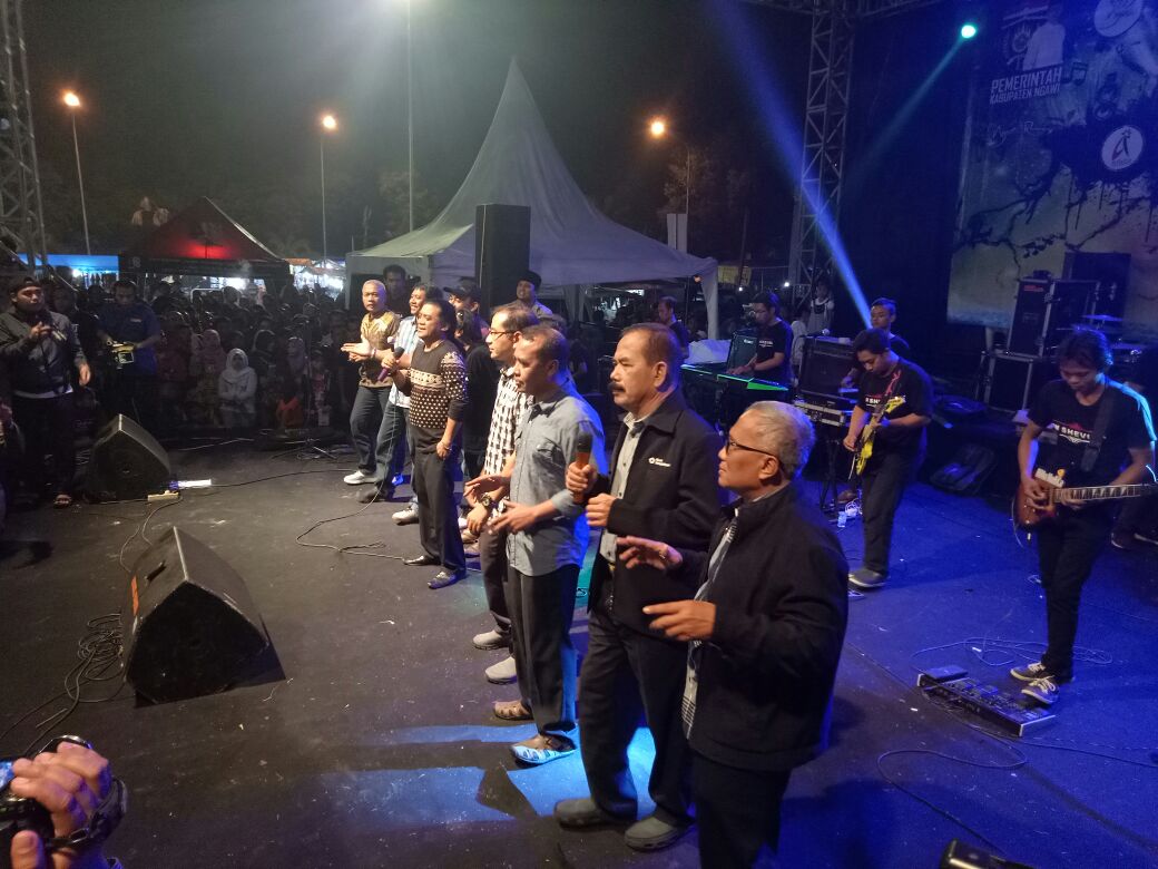 Didi Kempot dan jajaran pejabat Ngawi menembangkan "Sewu Kuhto" 