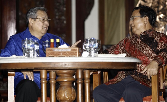 SBY saat berbincang dengan Prabowo usai Jamuan Nasi Goreng di Puri Cikeas, Kamis (27/7/2017) malam.