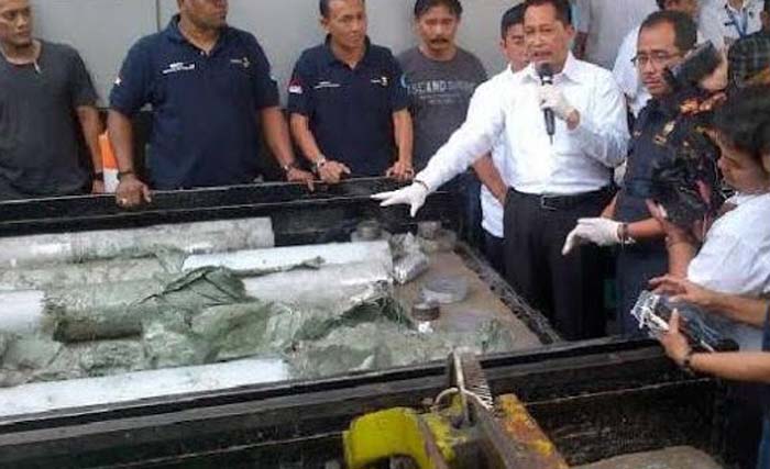 Kepala BNN Komjen Budi Waseso sedang menunjukkan sabu-sabu yang berasal dari Tiongkok dimasukkan ke Indonesia  melalui tiang pancang beton, tahun lalu.  Sabu-sabu ini bagian dari 250 ton/tahun  narkotika yang dikirim ke Indonesia. (foto: dokumentasi) 