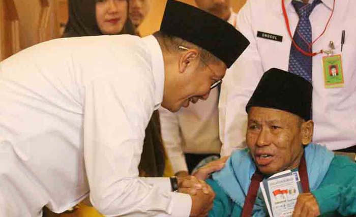 Menteri Agama Lukman Hakim Saifuddin menyapa calon jamaah haji saat melepas kloter pertama jamaah tahun 2017 di Asrama Haji Pondok Gede, Jakarta hari Jumat (28/7). (foto: antara)