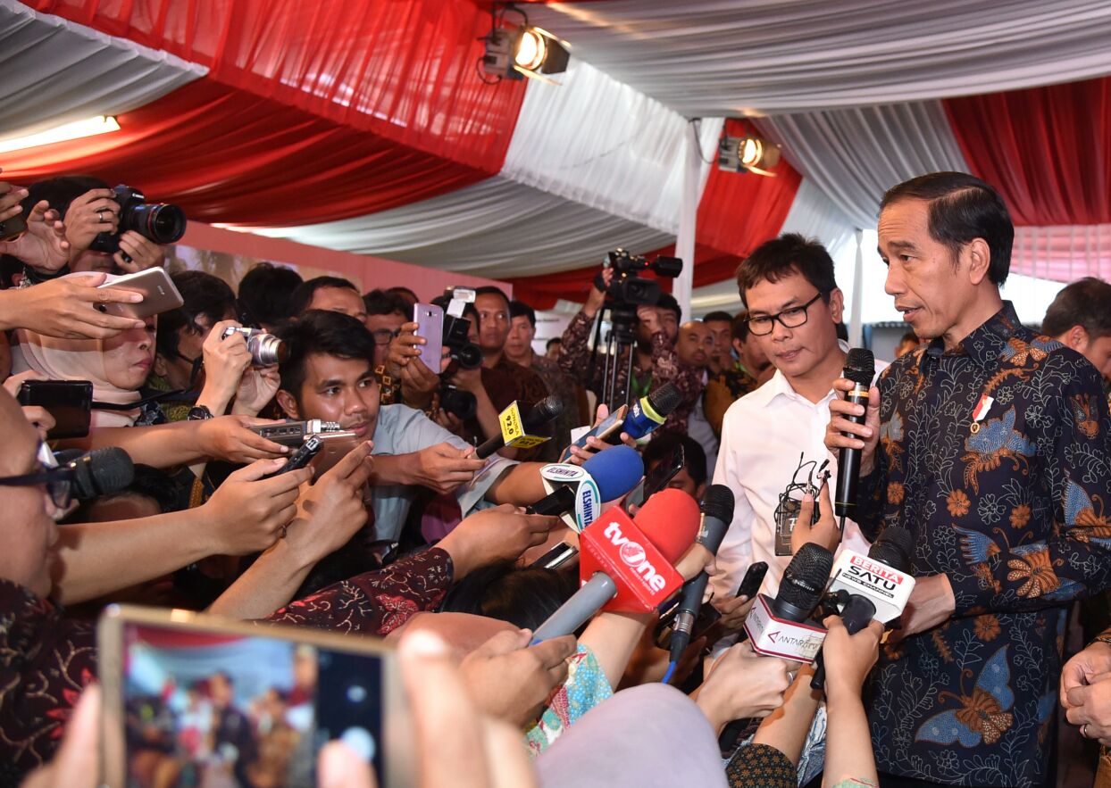 Presiden Joko Widodo memberikan keterangan kepada wartawan seusai meluncurkan Program Pendidikan Vokasi Industri di di Kawasan Greendland International Industrial Center, Cikarang pada (28/7). (Foto: Biro Pers/Setpres)