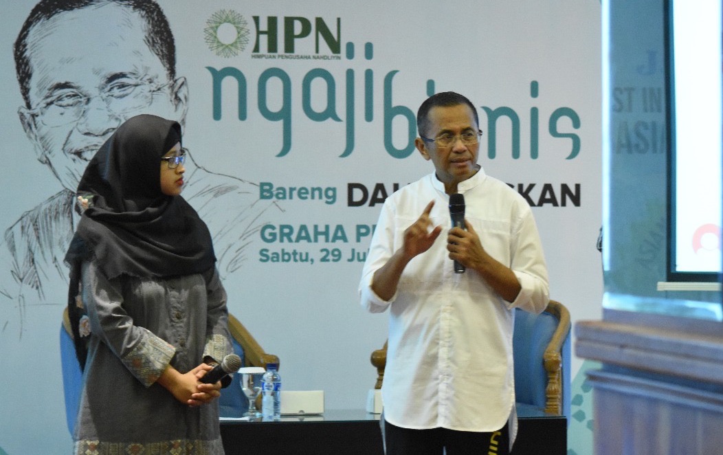 Dahlan Iskan memberi kajian bisnis di hadapan peserta Ngaji Bisnis, di Graha Pena, Sabtu (29/7) pagi. (Foto: Haris/Ngopibareng.id)