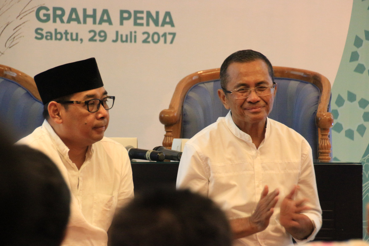 Ketua Umum HPN Jatim, Arif Afandi bersama Mantan Menteri BUMN, Dahlan Iskan, saat memberi kajian di forum Ngaji Bisnis, di Graha Pena, Sabtu (29/7) siang. (Foto: ngopibareng.id)