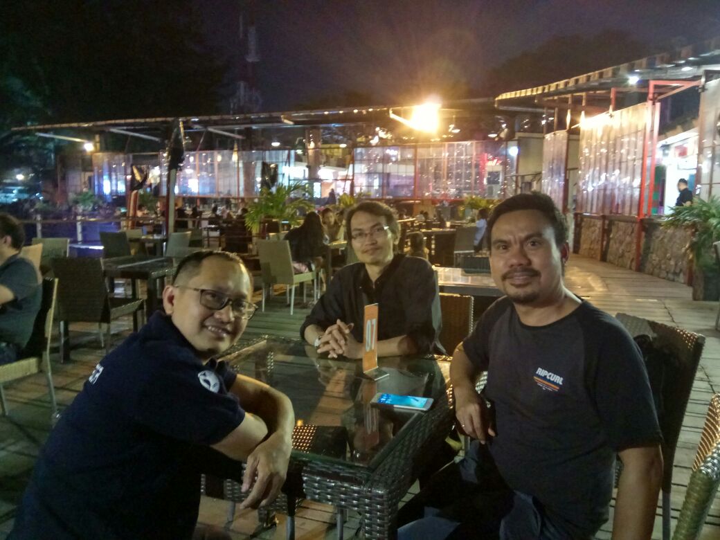 Pantai Losari, menikmati kuliner khas Makassar, Sulawesi Selatan, pisang epe.