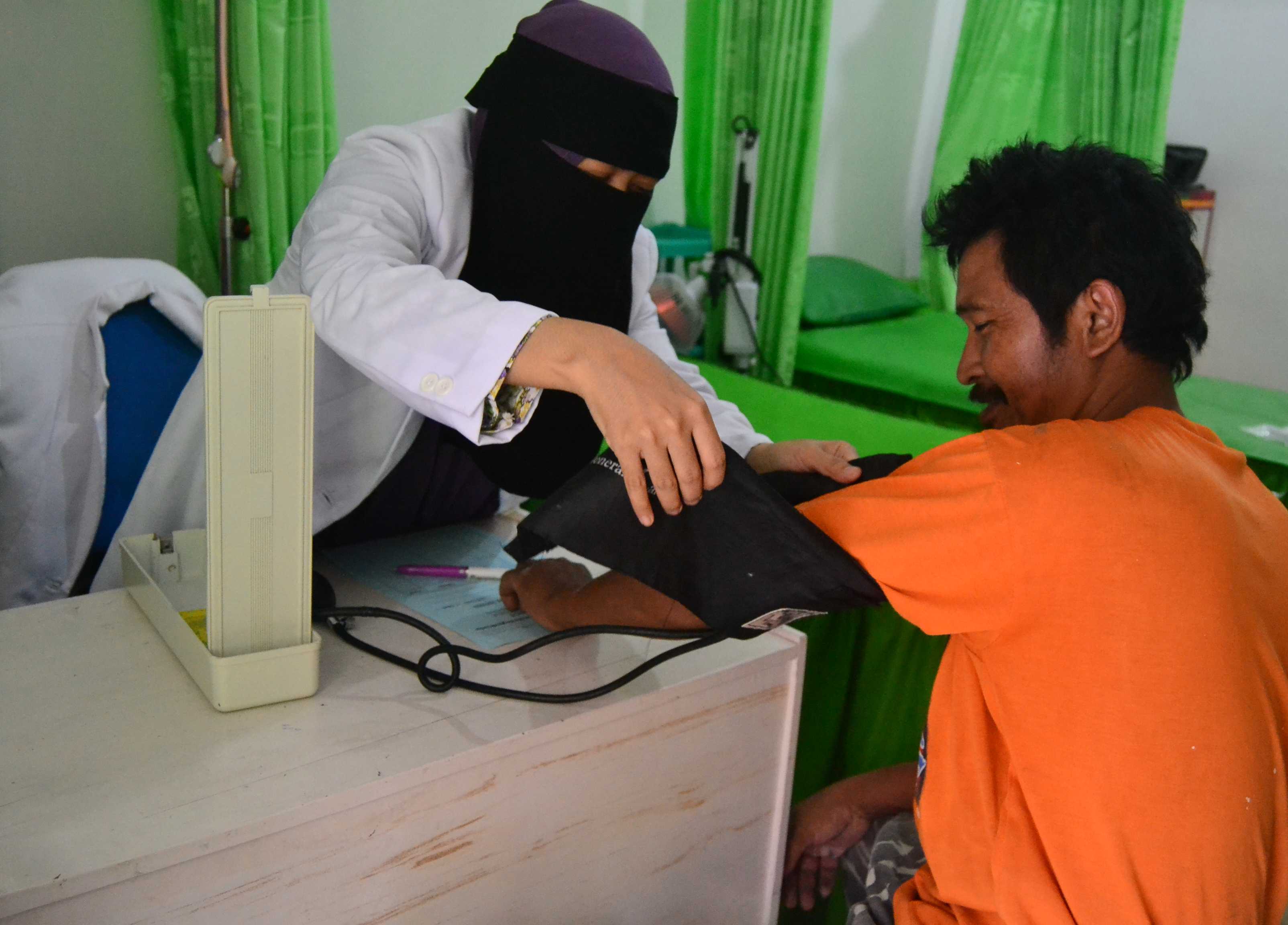 Sosok Ferihana saat memberi pelayanan pasiennya di klinik 'Rumah Sehat Muslim dan Dhuafa Yogyakarta' yang terletak di Dusun Sumberan Nomor  297 Ngestiharjo, Kasihan, Bantul, Yogyakarta. (Foto: Rapller)