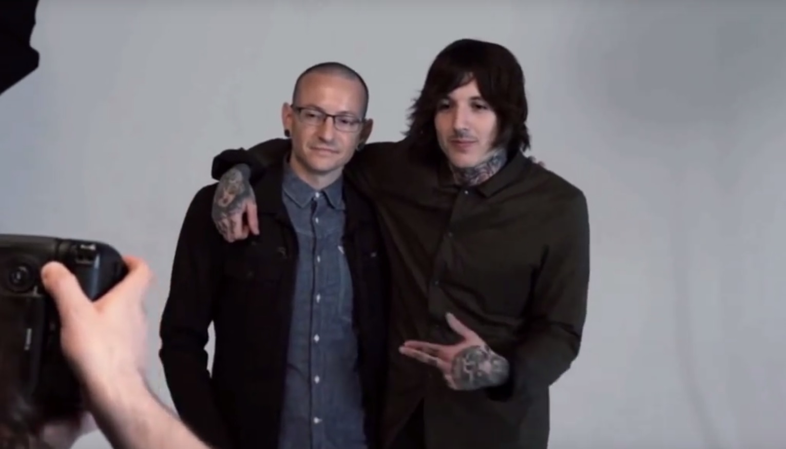 Chester Bennington dan Oliver Sykes dalam sebuah kesempatan. (Foto: Youtube)