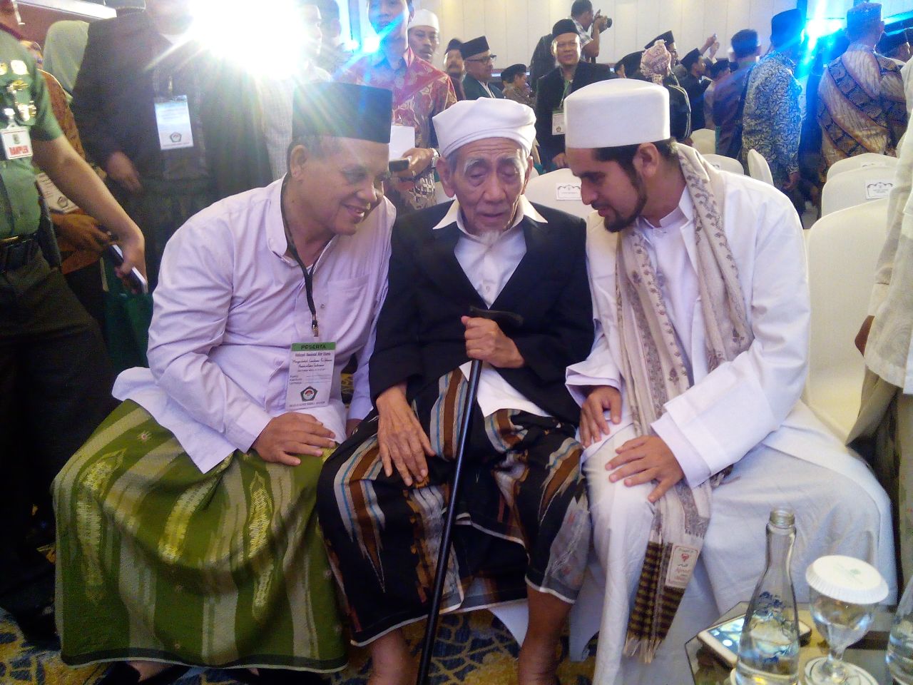 DZIKIR: KH Maimun Zubair (tengah) bersama KH Masykur Ali dari Banyuwangi (kiri). (foto: istimewa)