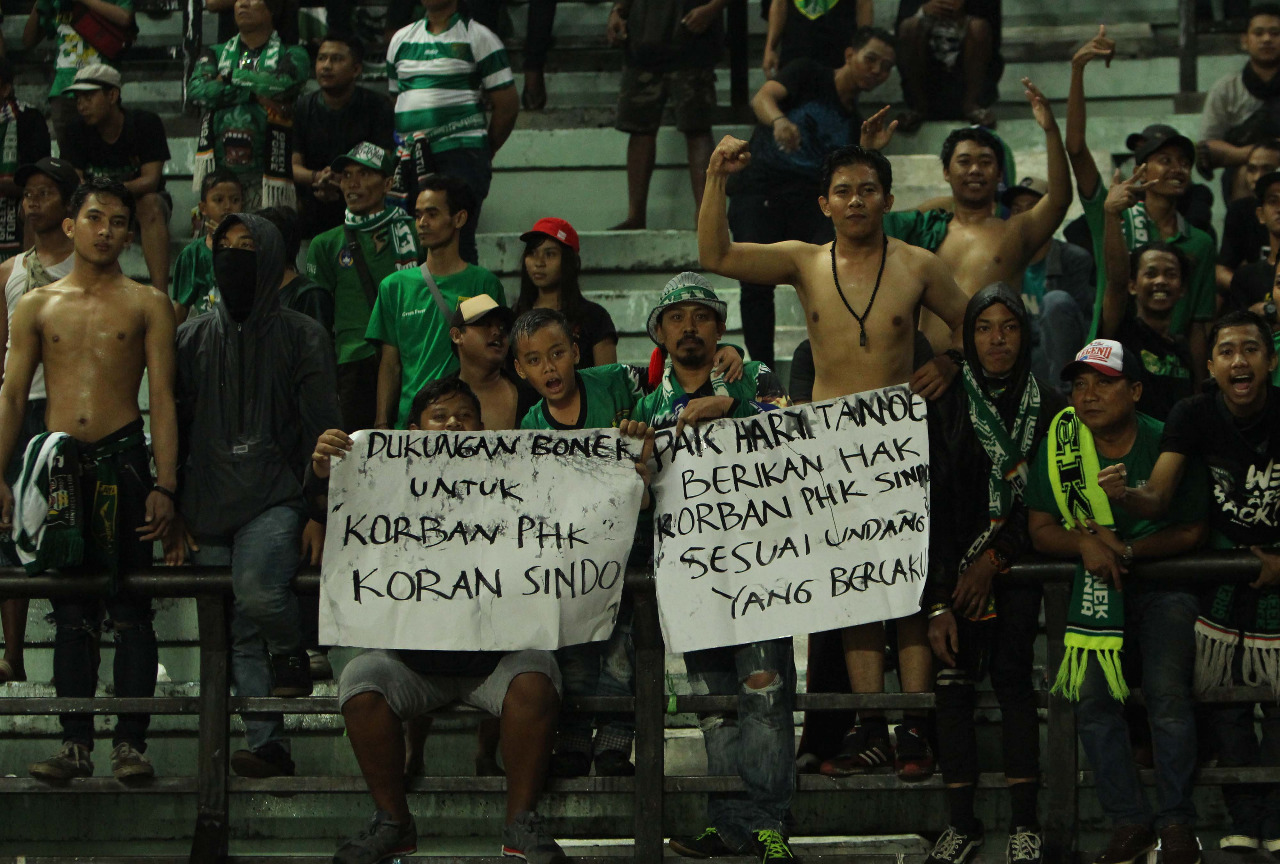 Bonek membentangkan poster  saat laga Persebaya vs Martapura sebagai bentuk dukungan moral terhadap karyawan Koran Sindo yang di PHK sehari Hari Raya Idul Fitri, lalu.  