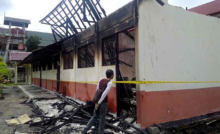 Puing-puing Gedung SDN 5 Langkai di Jalan dr Wahidin Sudirohusodo, Palangka Raya usai terbakar pekan lalu. (foto: dokumen borneonews) 