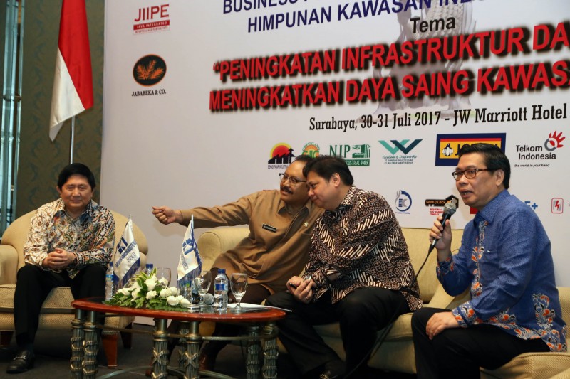 (Tengah) Menteri Perindustrian Airlangga Hartato bersama Wagub Saifullah Yusuf sedang berbincang di Raker HKI