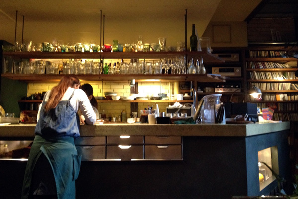 NYAMAN: Cafe Bibliotic Hello di sebuah kawasan khas di Kyoto, Jepang. (foto:ngopibareng.id)