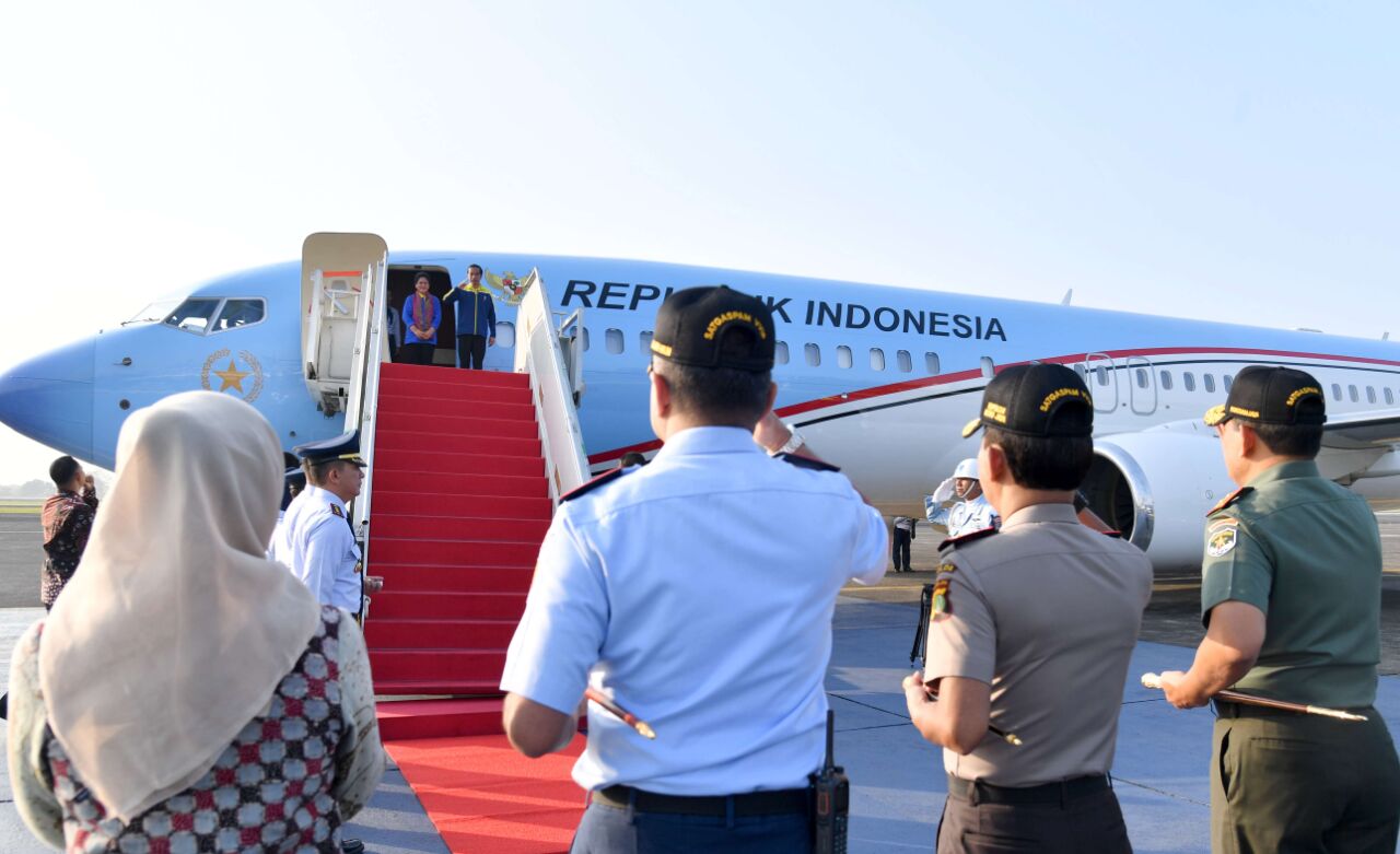 Presiden Joko Widodo dan Ibu Negara Iriana Joko Widodo pagi ini, Selasa (1/8), bertolak ke Provinsi Daerah Istimewa Yogyakarta dengan menggunakan Pesawat Kepresidenan Indonesia-1 dari Pangkalan TNI AU Halim Perdanakusuma Jakarta. (Foto: Biro Pers/Setpres)