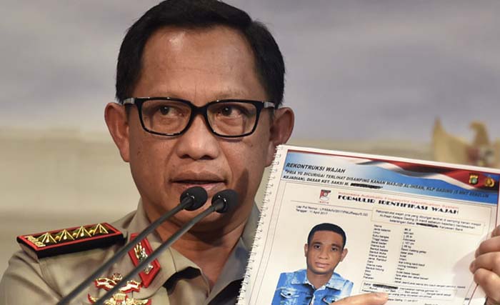 Kapolri Jenderal Pol Tito Karnavian menunjukkan sketsa wajah terduga pelaku penyerangan terhadap penyidik Komisi Pemberantasan Korupsi (KPK) Novel Baswedan, di Kantor Presiden, Jakarta, Senin (31/7) kemarin. (dok.republika)