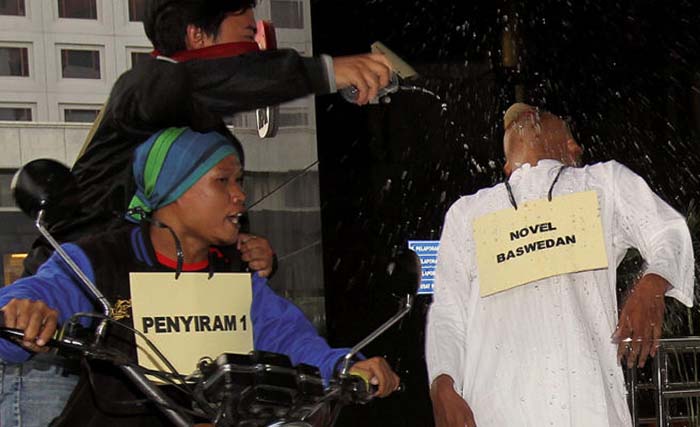 Karena kasusnyatidak segera terungkap, sejumlah wartawan yang tergabung dalam jurnalis antikorupsi menggelar aksi dan teatrikal di depan Gedung KPK,   Jakarta beberapa waktu lalu. (foto: dok.kompas)