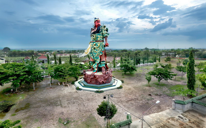 Patung Dewa Perang Kwan Sing Tee Koen yang setinggi 30,4 meter di Tuban, Jawa Timur. (Foto: Istimewa)