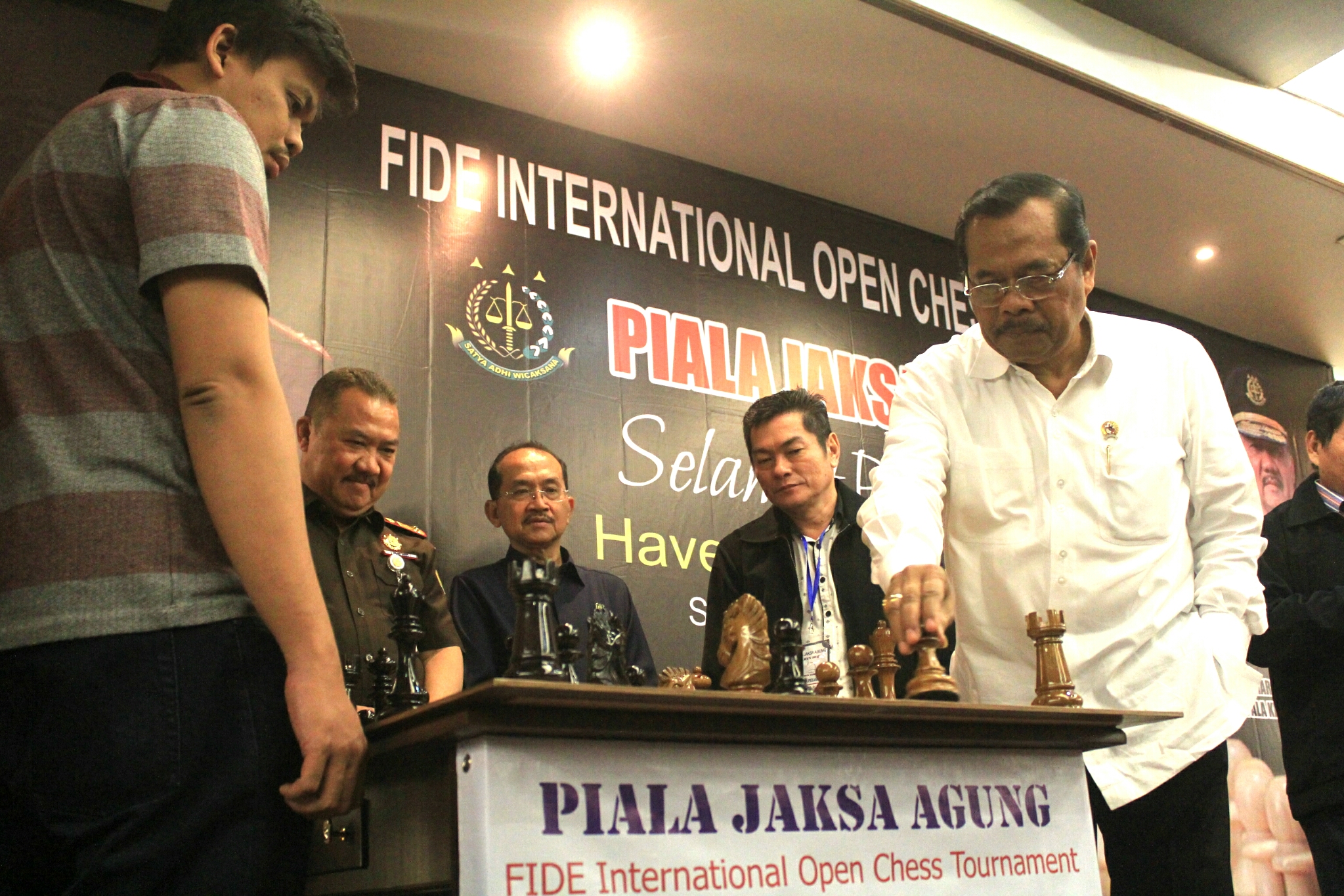 Jaksa Agung mencoba ketangguhan GM Susanto Megaranto di pembukaan Kejuaraan Catur Fire Internasional di Gedung Kajati Jatim. Foto:ngopi bareng/tom 